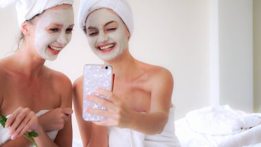 Güzeller güzeli kadın, sağlık merkezindeki profesyonel dermatologdan yüz temizleme tedavisi görüyor. Yaşlanma önleyici, yüz bakımı ve lüks yaşam tarzı konsepti.