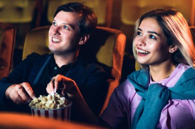 Kafkas aşığı sinemada film izlemeyi ve patlamış mısır yemeyi seviyor.