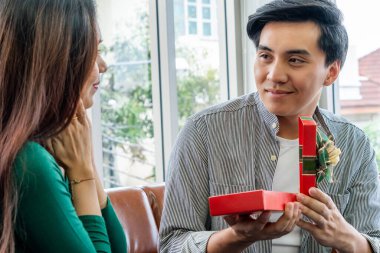 Mutlu çift yıldönümünü kutlamak için hediye veriyor. Evlilik yaşam tarzı, aşk ve ilişki kavramı.