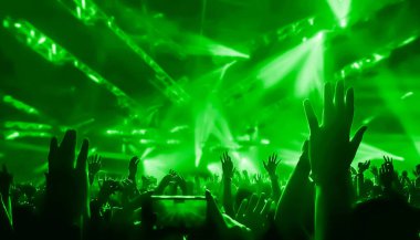 Mutlu insanlar gece kulübü DJ parti konserinde dans eder ve sahnede DJ 'den elektronik dans müziği dinlerler. Siluet dolu neşeli kalabalık 2020 yılbaşı partisini kutluyor. İnsanların yaşam tarzı DJ gece hayatı.