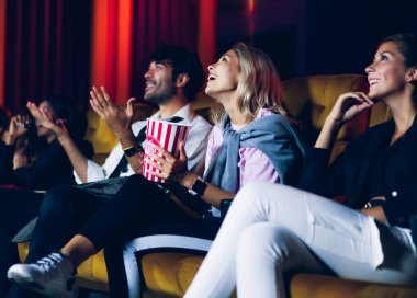 İnsanlar sinema sinemasında film izlerler. Grup eğlence etkinliği ve eğlence konsepti.