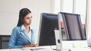Müşteri destek ajanı ya da kulaklıklı çağrı merkezi telefon görüşmesinde müşteriyi desteklerken masaüstü bilgisayarında çalışır. Operatör hizmeti iş temsili kavramı.
