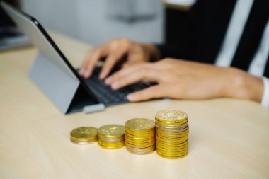 Para para birimiyle çalışan bir iş adamı. Yatırım büyümesi ve tasarruf kavramı.