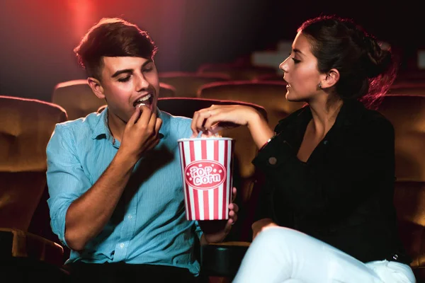映画館で映画を見ている男と女 グループレクリエーション活動とエンターテイメントのコンセプト — ストック写真