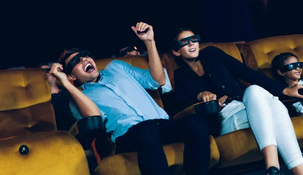 Grupa Ludzi Ogląda Film Okularach Kinie Zainteresowaniem Patrząc Ekran Ekscytujące — Zdjęcie stockowe