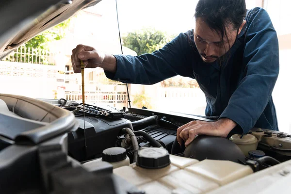 Professionelle Mechaniker Die Autoreparatur Und Wartungsservice Der Autowerkstatt Anbieten Geschäftskonzept — Stockfoto