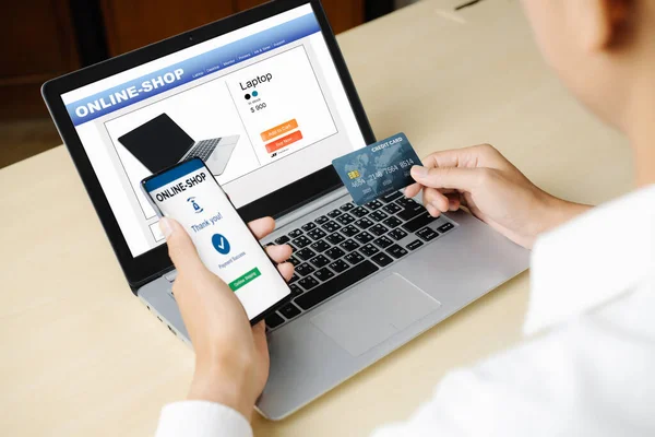 年轻人在笔记本电脑应用程序或网站上使用信用卡在网上购物 电子商务和网上购物概念 — 图库照片
