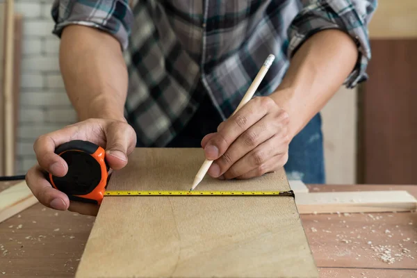 Menuisier Travaillant Sur Artisanat Bois Atelier Pour Produire Des Matériaux — Photo