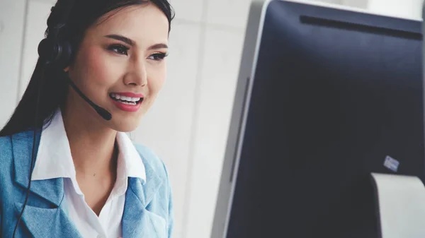 Agente Atención Cliente Centro Llamadas Con Auriculares Funciona Computadora Escritorio —  Fotos de Stock