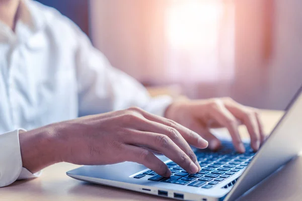 Empresário Mão Digitando Teclado Computador Computador Portátil Escritório Conceito Negócios — Fotografia de Stock