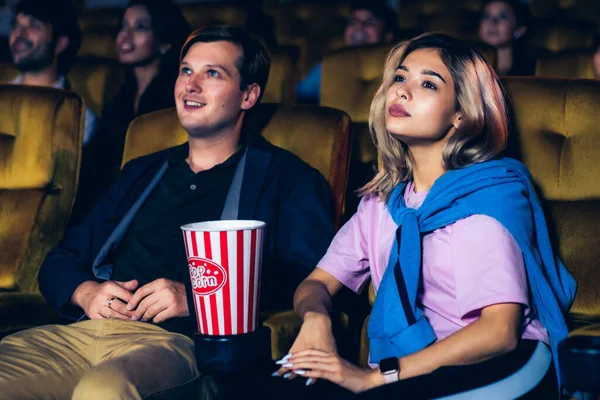 İnsanlar sinema sinemasında film izlerler. Grup eğlence etkinliği ve eğlence konsepti.