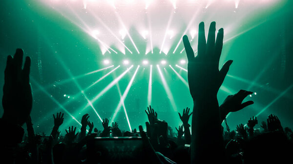 Счастливые люди танцуют в ночном клубе DJ party концерт и слушают электронную танцевальную музыку от DJ на сцене. Силуэт веселая толпа празднует Новый год 2020. DJ nightlife
.