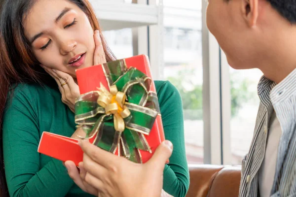 Feliz Pareja Dando Regalo Para Celebrar Aniversario Matrimonio Estilo Vida — Foto de Stock