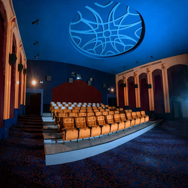 내부에 관객들 극장에서 프로젝터로 수있도록 좌석이 줄지어 스러운 감각을 고전적으로 — 스톡 사진