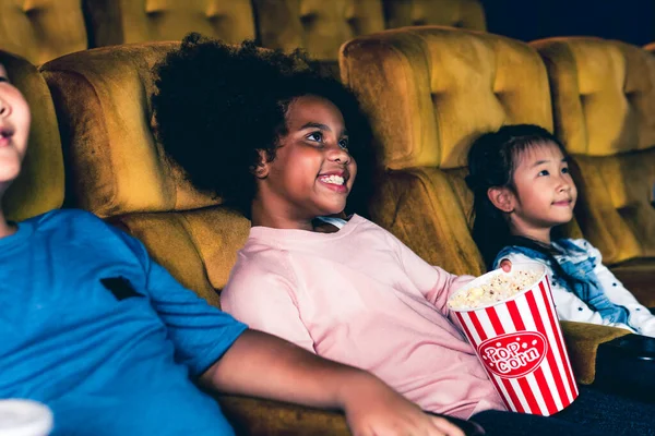 三个孩子在电影院里玩得很开心 很喜欢看电影 — 图库照片
