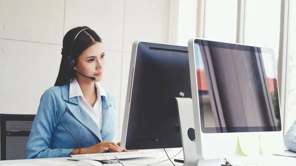 Ügyfélszolgálati Ügynök Vagy Call Center Headset Működik Asztali Számítógépen Miközben — Stock Fotó