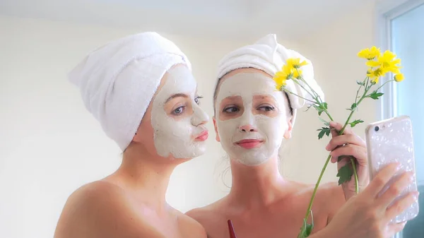 Mooie Vrouw Met Een Gezichtsverzorging Cosmetische Scrub Behandeling Van Professionele — Stockfoto