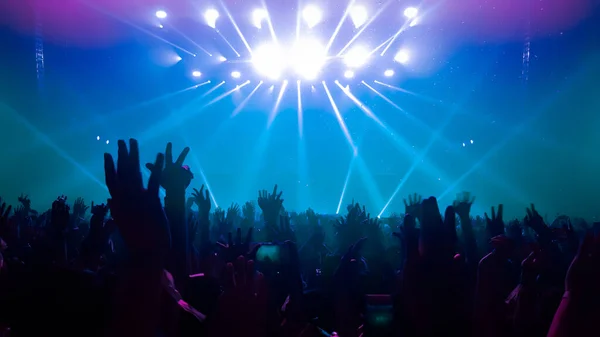 Ευτυχισμένοι Άνθρωποι Χορεύουν Νυχτερινό Κέντρο Συναυλία Κόμμα Και Ακούσετε Ηλεκτρονική — Φωτογραφία Αρχείου