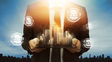 Modern yaratıcı telekomünikasyon ve internet ağı akıllı şehirde birleşiyor. 5G kablosuz dijital bağlantı ve gelecekteki şeylerin interneti kavramı.