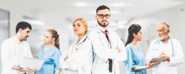 2019 Coronavirus hastalığı ya da COVID-19 ile savaşmak için hastanede çalışan bir doktor. Diğer doktorlar, hemşire ve cerrahlarla birlikte profesyonel sağlık görevlileri. Corona Virüsü Tıbbi Bakım ve Koruma Konsepti.