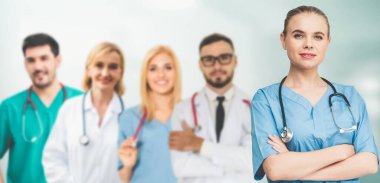 2019 Coronavirus hastalığı ya da COVID-19 ile savaşmak için hastanede çalışan bir doktor. Diğer doktorlar, hemşire ve cerrahlarla birlikte profesyonel sağlık görevlileri. Corona Virüsü Tıbbi Bakım ve Koruma Konsepti.