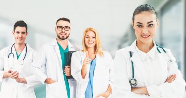2019 Coronavirus hastalığı ya da COVID-19 ile savaşmak için hastanede çalışan bir doktor. Diğer doktorlar, hemşire ve cerrahlarla birlikte profesyonel sağlık görevlileri. Corona Virüsü Tıbbi Bakım ve Koruma Konsepti.