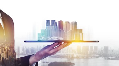 Modern yaratıcı telekomünikasyon ve internet ağı akıllı şehirde birleşiyor. 5G kablosuz dijital bağlantı ve gelecekteki şeylerin interneti kavramı.