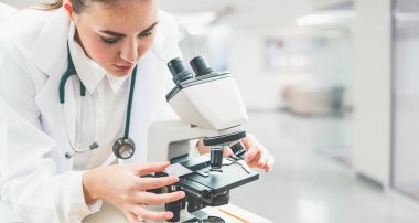 Aşı araştırmacısı Coronavirus hastalığını ya da COVID-19 'u koruyor. Tıbbi laboratuvar araştırmaları ve korona virüsü aşı geliştirme kavramı.