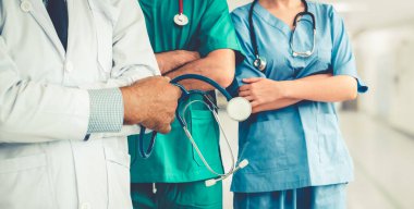 2019 Coronavirus hastalığı ya da COVID-19 ile savaşmak için hastanede çalışan bir doktor. Diğer doktorlar, hemşire ve cerrahlarla birlikte profesyonel sağlık görevlileri. Corona Virüsü Tıbbi Bakım ve Koruma Konsepti.