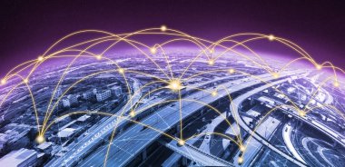 Modern yaratıcı telekomünikasyon ve internet ağı akıllı şehirde birleşiyor. 5G kablosuz dijital bağlantı ve gelecekteki şeylerin interneti kavramı.
