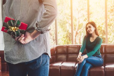 Mutlu çift yıldönümünü kutlamak için hediye veriyor. Evlilik yaşam tarzı, aşk ve ilişki kavramı.
