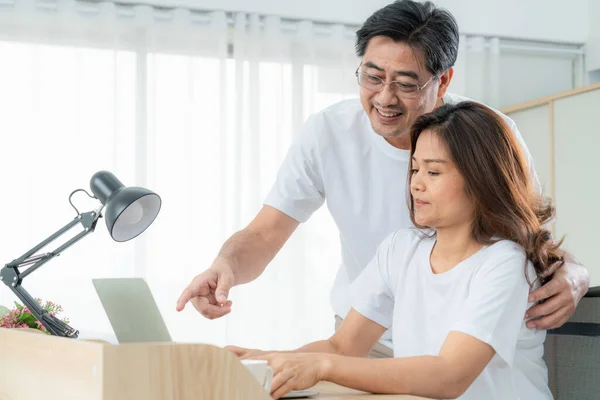 Gelukkig Aziatisch Seniorenpaar Heeft Het Naar Zijn Zin Thuis Ouderen — Stockfoto