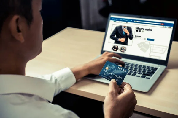 Hombre Joven Utilizar Tarjeta Crédito Para Pago Compras Línea Aplicación — Foto de Stock