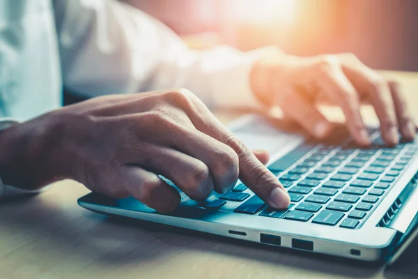 Empresário Mão Digitando Teclado Computador Computador Portátil Escritório Conceito Negócios — Fotografia de Stock