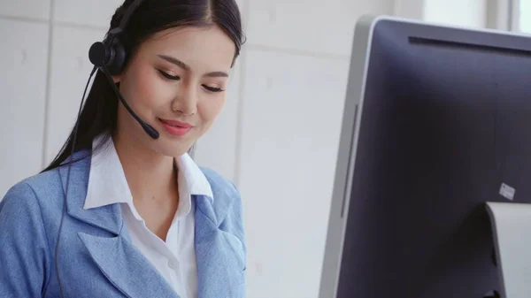Kundendienstmitarbeiter Oder Call Center Mit Headset Arbeiten Desktop Computer Während — Stockfoto