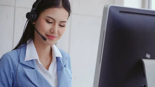 Agente Suporte Cliente Call Center Com Fone Ouvido Funciona Computador — Fotografia de Stock