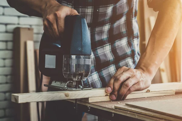 Carpinteiro Trabalhando Artesanato Madeira Oficina Para Produzir Material Construção Móveis — Fotografia de Stock