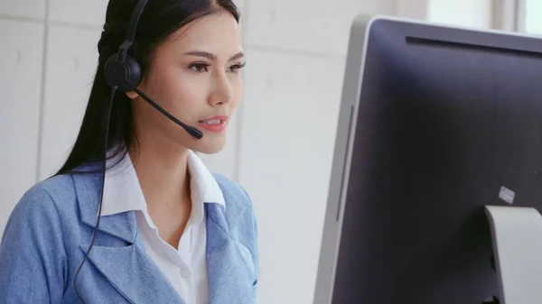 Agente Suporte Cliente Call Center Com Fone Ouvido Funciona Computador — Fotografia de Stock