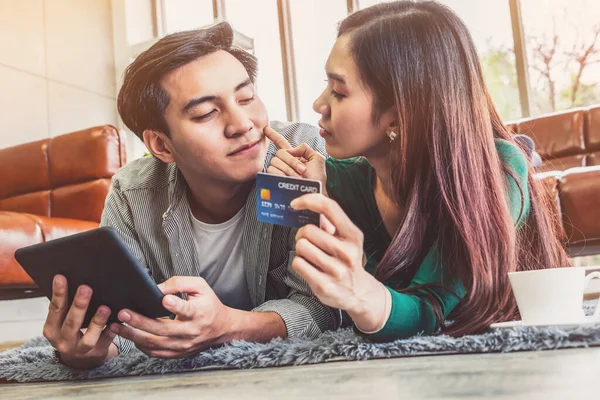 Young Couple Use Credit Card Online Shopping Internet Website Home — Stock Photo, Image