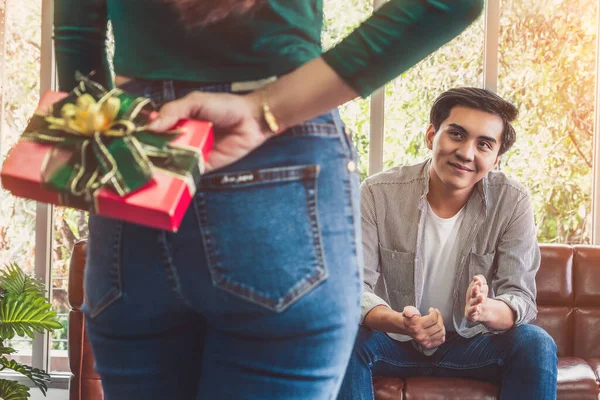 Coppia Felice Che Regalo Festeggiare Anniversario Stile Vita Matrimoniale Amore — Foto Stock