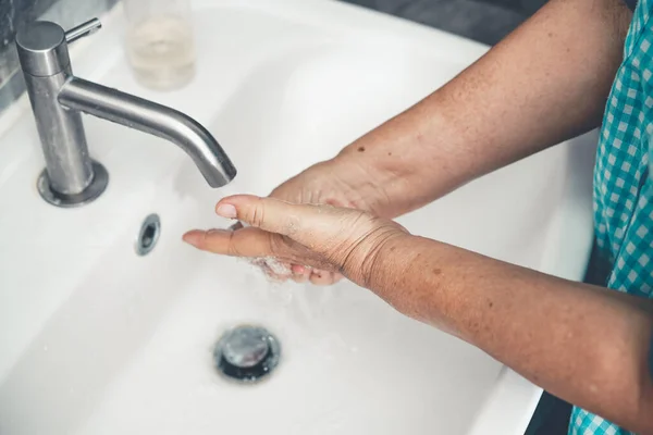 Mulher Sênior Lava Mão Para Prevenção Nova Doença Coronavirus 2019 — Fotografia de Stock