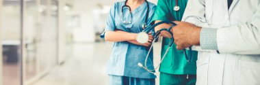 2019 Coronavirus hastalığı ya da COVID-19 ile savaşmak için hastanede çalışan bir doktor. Diğer doktorlar, hemşire ve cerrahlarla birlikte profesyonel sağlık görevlileri. Corona Virüsü Tıbbi Bakım ve Koruma Konsepti.