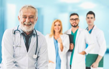 2019 Coronavirus hastalığı ya da COVID-19 ile savaşmak için hastanede çalışan bir doktor. Diğer doktorlar, hemşire ve cerrahlarla birlikte profesyonel sağlık görevlileri. Corona Virüsü Tıbbi Bakım ve Koruma Konsepti.