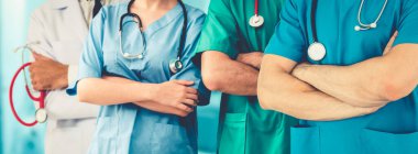2019 Coronavirus hastalığı ya da COVID-19 ile savaşmak için hastanede çalışan bir doktor. Diğer doktorlar, hemşire ve cerrahlarla birlikte profesyonel sağlık görevlileri. Corona Virüsü Tıbbi Bakım ve Koruma Konsepti.