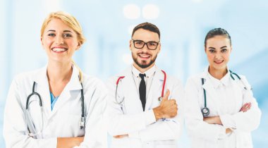 2019 Coronavirus hastalığı ya da COVID-19 ile savaşmak için hastanede çalışan bir doktor. Diğer doktorlar, hemşire ve cerrahlarla birlikte profesyonel sağlık görevlileri. Corona Virüsü Tıbbi Bakım ve Koruma Konsepti.