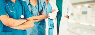 2019 Coronavirus hastalığı ya da COVID-19 ile savaşmak için hastanede çalışan bir doktor. Diğer doktorlar, hemşire ve cerrahlarla birlikte profesyonel sağlık görevlileri. Corona Virüsü Tıbbi Bakım ve Koruma Konsepti.