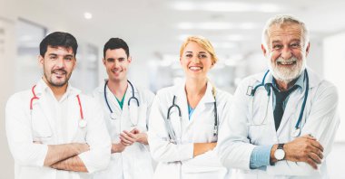 2019 Coronavirus hastalığı ya da COVID-19 ile savaşmak için hastanede çalışan bir doktor. Diğer doktorlar, hemşire ve cerrahlarla birlikte profesyonel sağlık görevlileri. Corona Virüsü Tıbbi Bakım ve Koruma Konsepti.