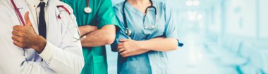 2019 Coronavirus hastalığı ya da COVID-19 ile savaşmak için hastanede çalışan bir doktor. Diğer doktorlar, hemşire ve cerrahlarla birlikte profesyonel sağlık görevlileri. Corona Virüsü Tıbbi Bakım ve Koruma Konsepti.