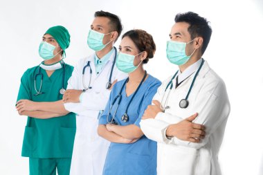 Coronavirus 2019 hastalığı veya COVID-19 küresel salgınından korunmak için hastane maskesi takan bir doktor..