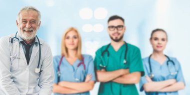 2019 Coronavirus hastalığı ya da COVID-19 ile savaşmak için hastanede çalışan bir doktor. Diğer doktorlar, hemşire ve cerrahlarla birlikte profesyonel sağlık görevlileri. Corona Virüsü Tıbbi Bakım ve Koruma Konsepti.